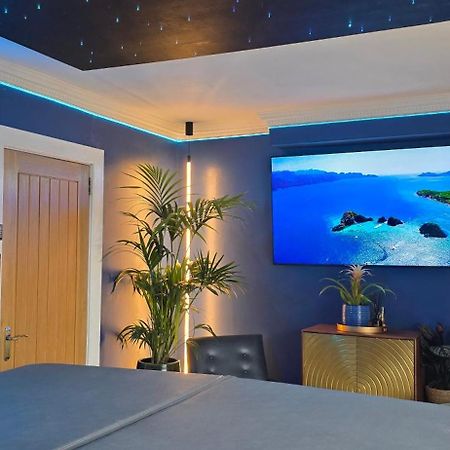 The New Blue Horse Suite At The Grumpy Schnauzer B&B Luxury Private Indoor Hot Tub Breakfast In Bed Airdrie Exterior photo