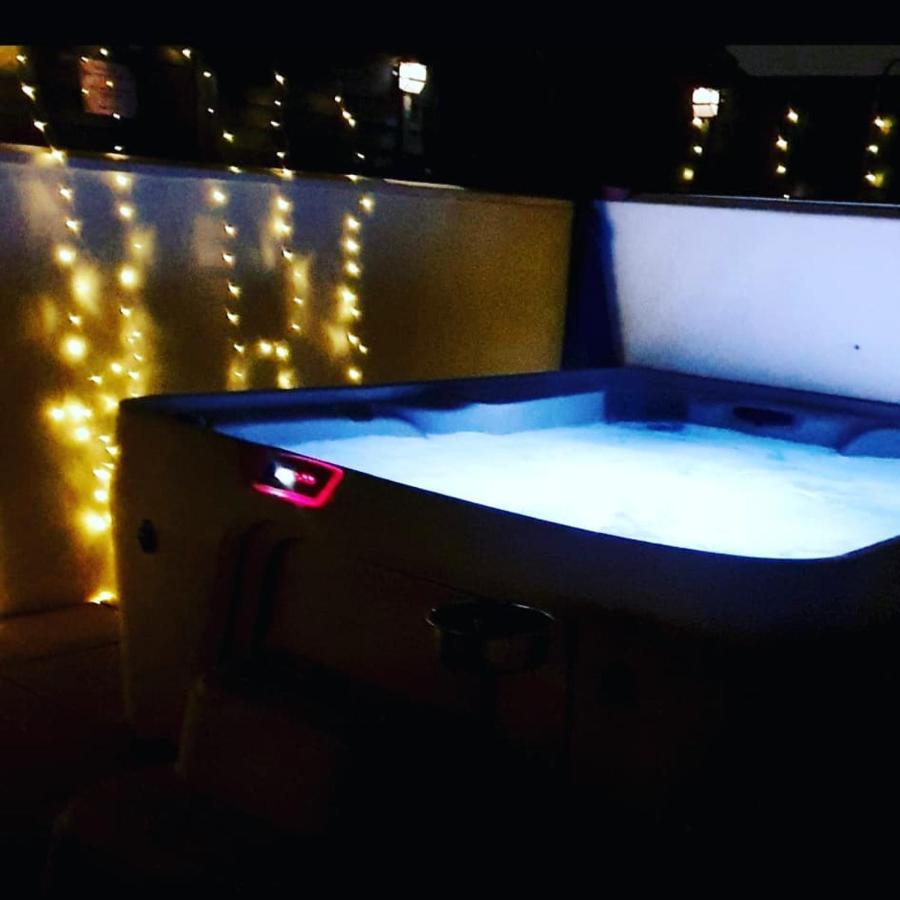 The New Blue Horse Suite At The Grumpy Schnauzer B&B Luxury Private Indoor Hot Tub Breakfast In Bed Airdrie Exterior photo
