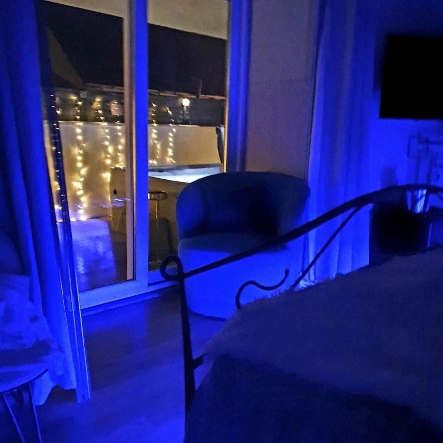 The New Blue Horse Suite At The Grumpy Schnauzer B&B Luxury Private Indoor Hot Tub Breakfast In Bed Airdrie Exterior photo