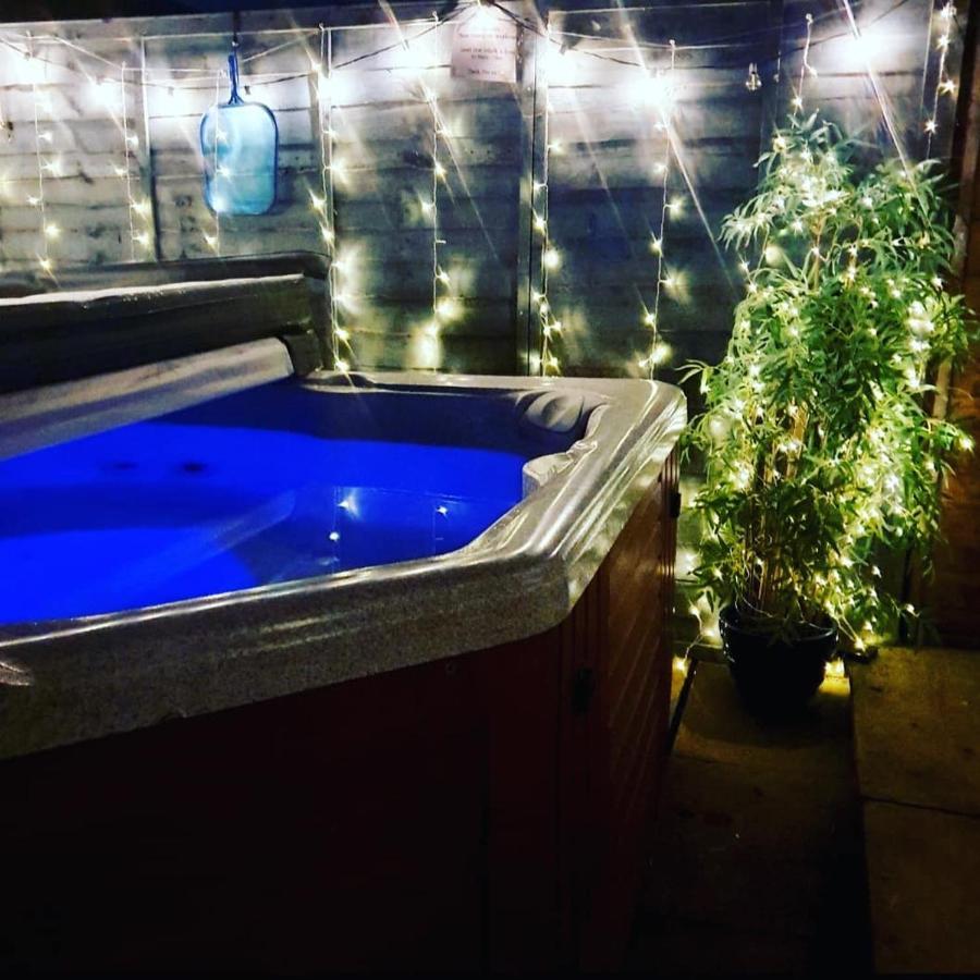 The New Blue Horse Suite At The Grumpy Schnauzer B&B Luxury Private Indoor Hot Tub Breakfast In Bed Airdrie Exterior photo