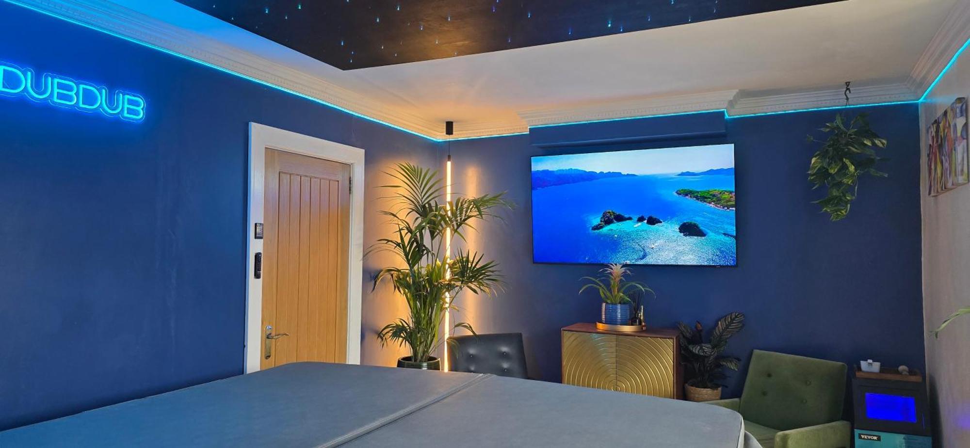 The New Blue Horse Suite At The Grumpy Schnauzer B&B Luxury Private Indoor Hot Tub Breakfast In Bed Airdrie Exterior photo