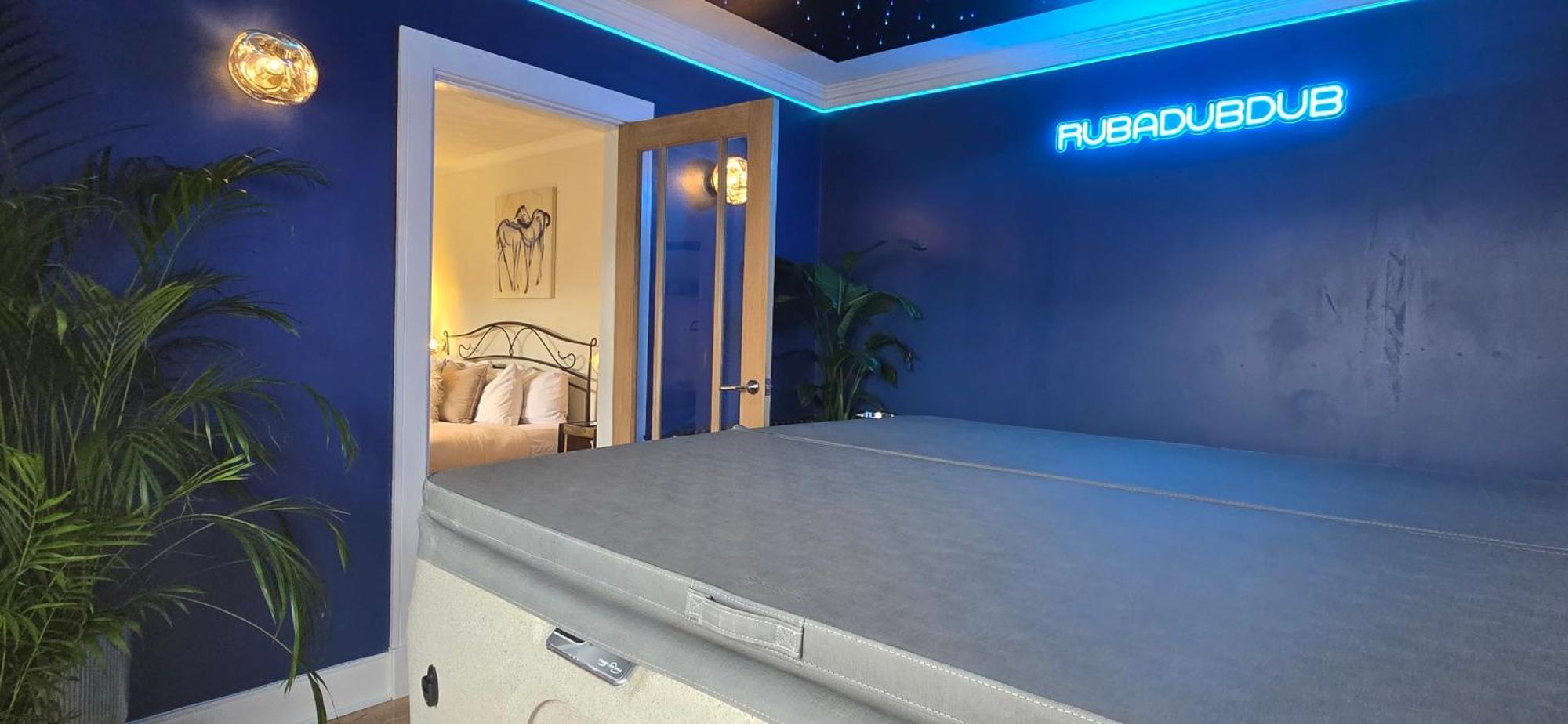 The New Blue Horse Suite At The Grumpy Schnauzer B&B Luxury Private Indoor Hot Tub Breakfast In Bed Airdrie Exterior photo